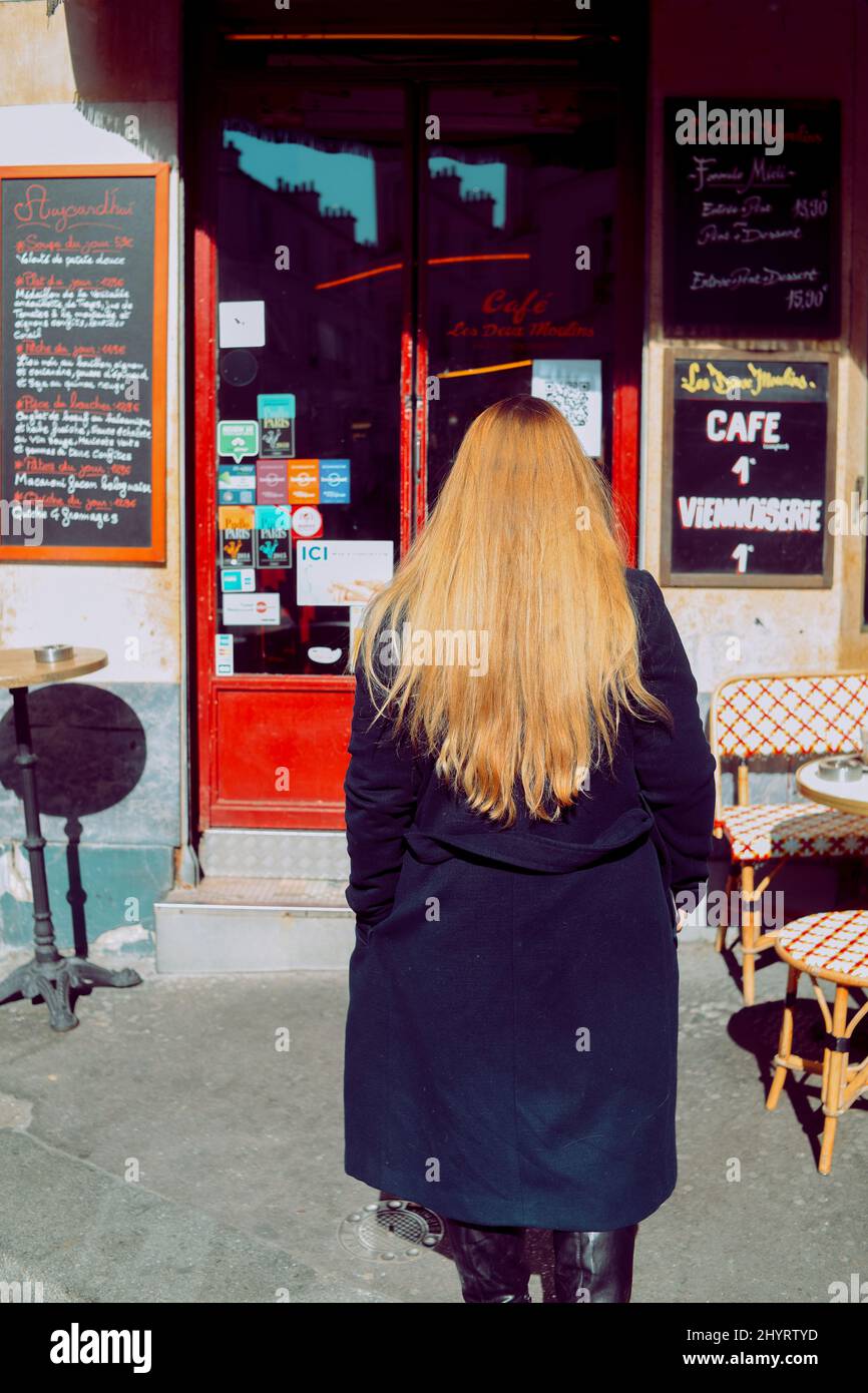 PARIS, FRANKREICH, 08.03.2022. Berühmtes Café mit zwei Mühlen in der Rue Lepic, Montmartre. Cafe Two Mills (Cafe des Deux Moulins) aus dem Film über Amelie, eine von t Stockfoto