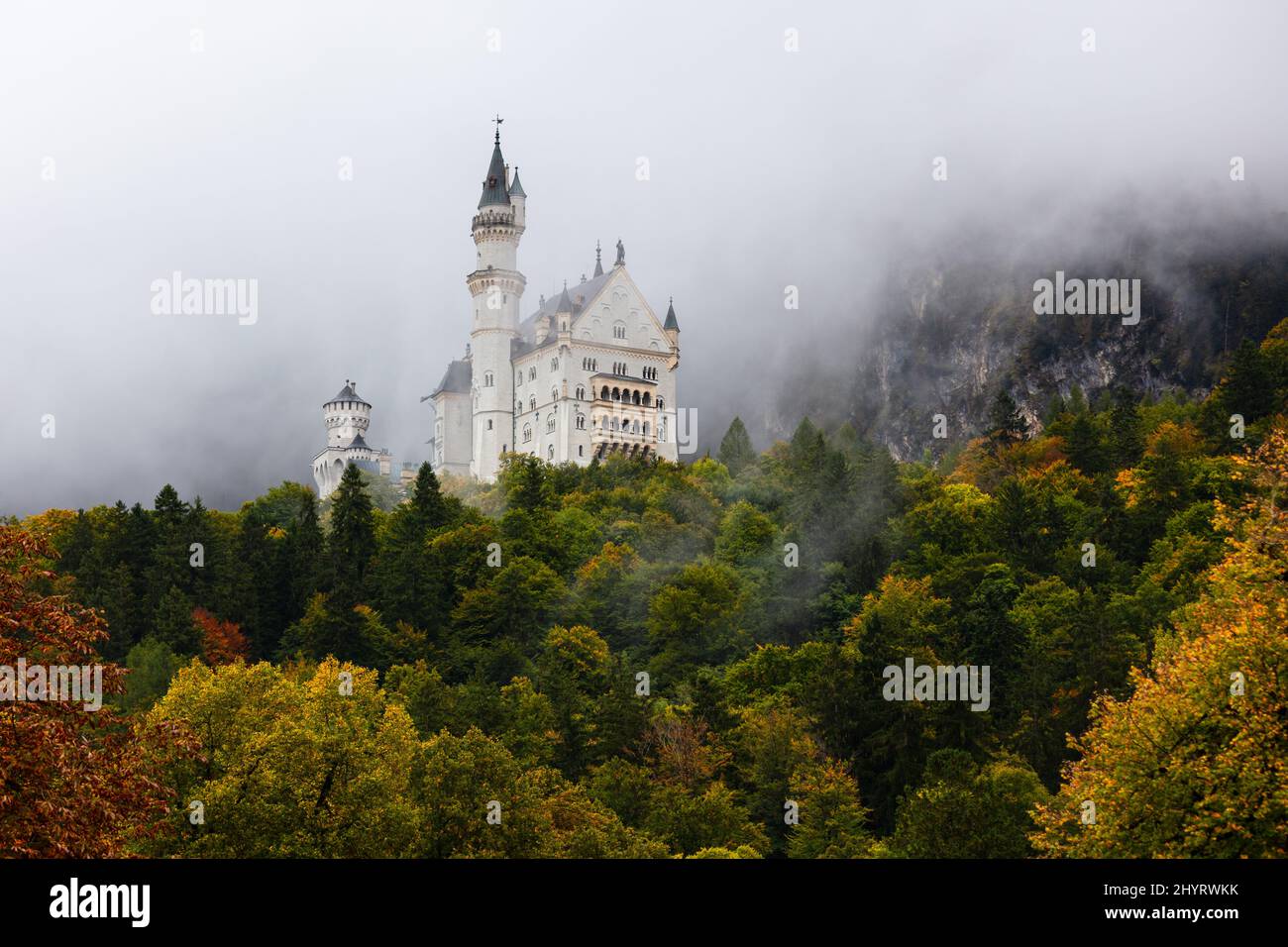 Schloss Neuschwanstein (Schloss Neuschwanstein) in Herbstfarben – Bayern, Füssen, Deutschland. Stockfoto