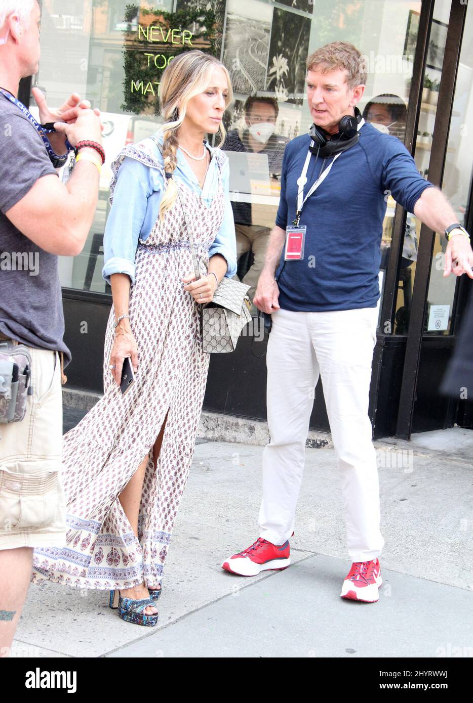 Sarah Jessica Parker und Michael Patrick King drehen am 27. Juli 2021 in New York City, NY, „und so..“ auf der Upper West Side Stockfoto