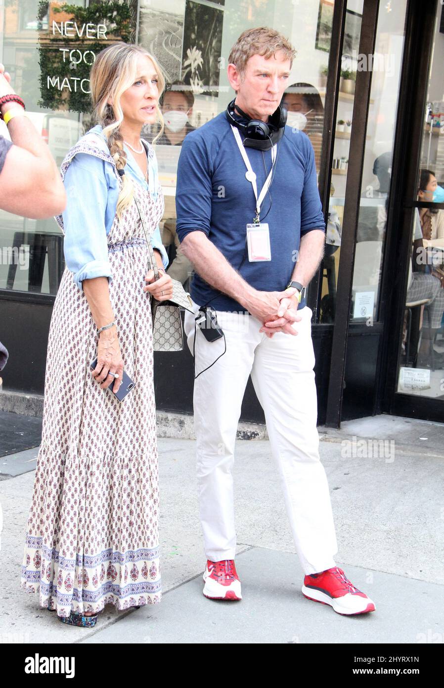 Sarah Jessica Parker und Michael Patrick King drehen am 27. Juli 2021 in New York City, NY, „und so..“ auf der Upper West Side Stockfoto