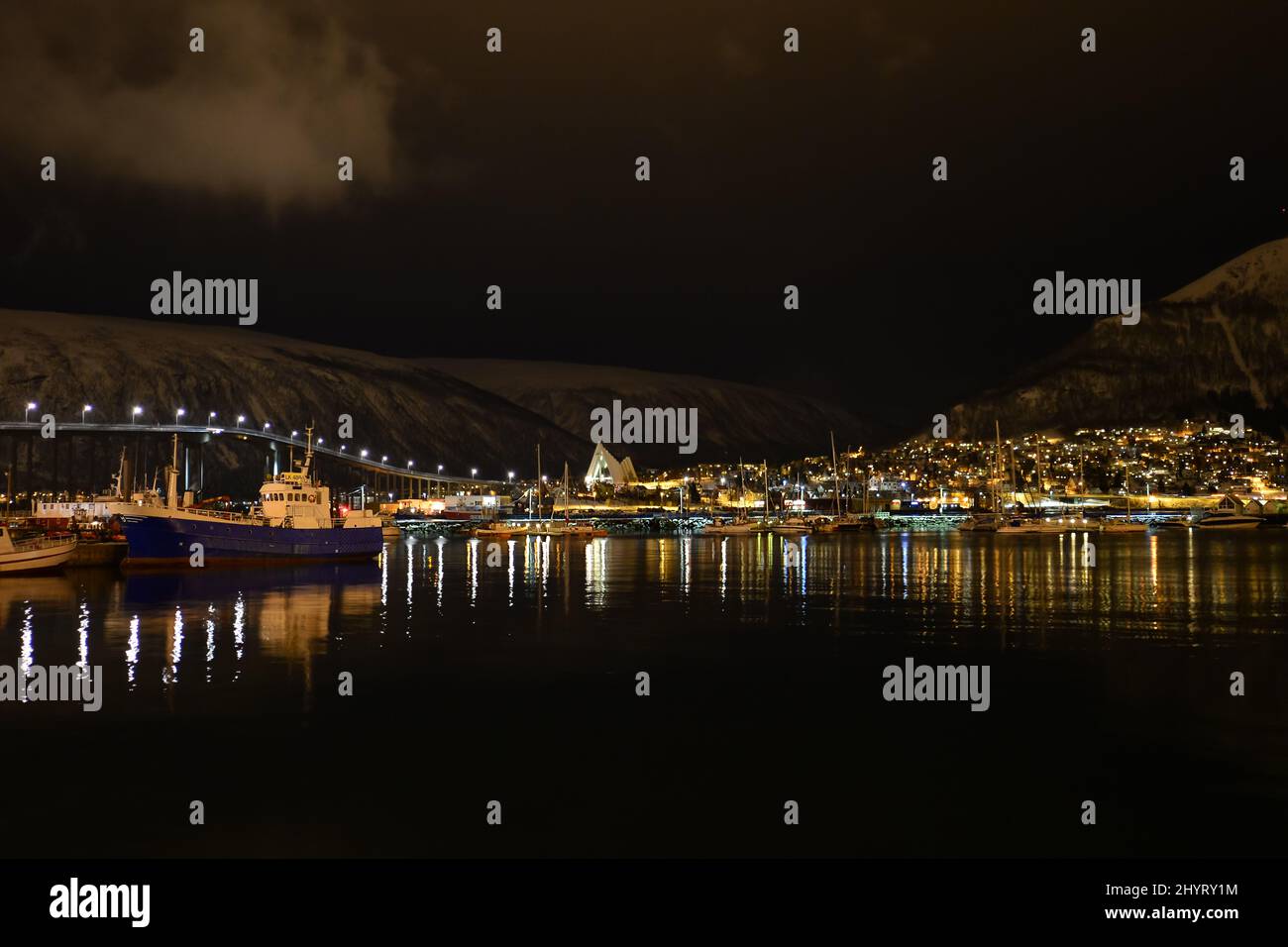 Nachtansicht des Hafens von Tromsø in Nordnorwegen Stockfoto