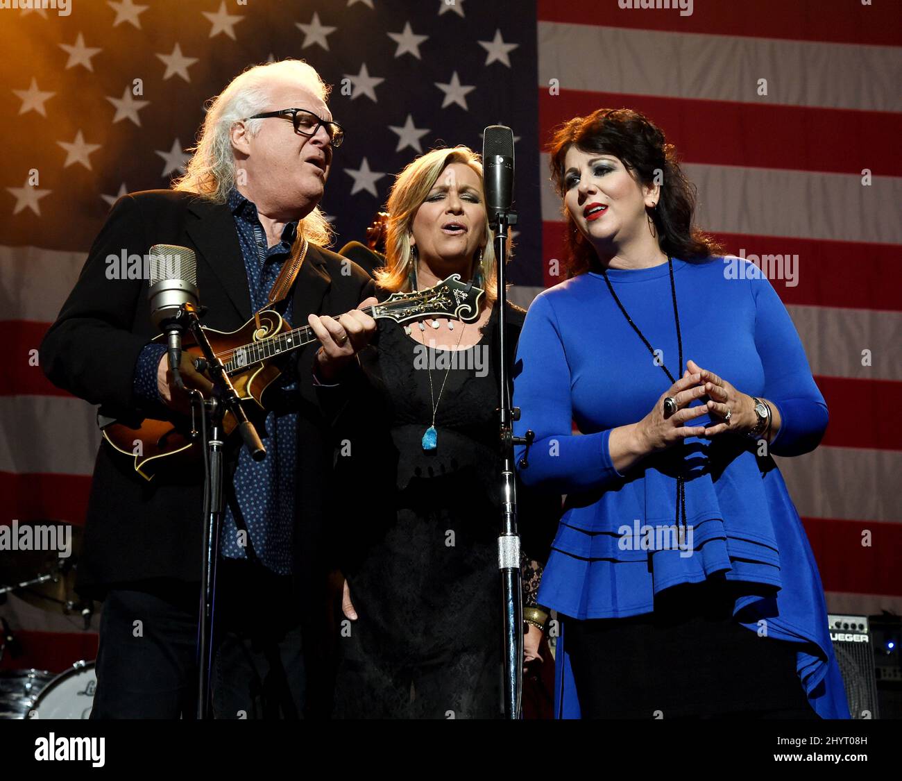 Ricky Skaggs, Becky Isaacs, Sonya Isaacs beim Volunteer Jam: Ein musikalischer Gruß an Charlie Daniels, der am 18. August 2021 in der Bridgestone Arena in Nashville, TN, stattfand. Stockfoto