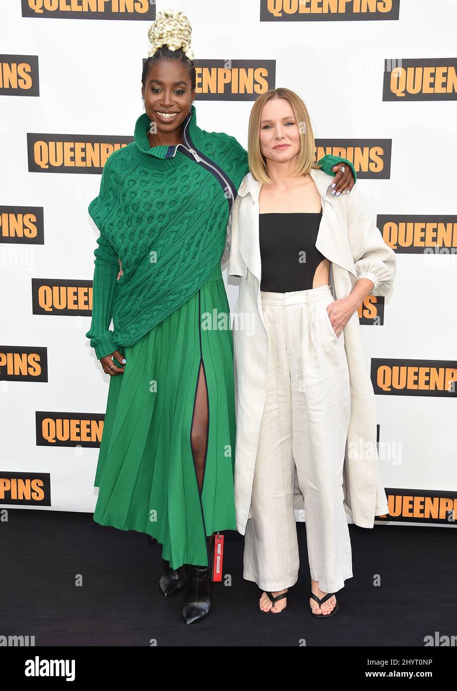 Kirby Howell-Baptiste und Kristen Bell bei den STX-Filmen „Queenpins ...