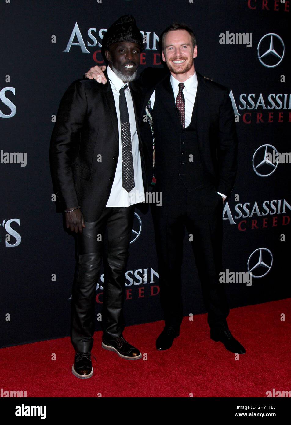 Michael K. Williams wurde am Montag im Alter von 54 Jahren in New York in seinem Penthouse in Brooklyn tot einer vermuteten Heroinüberdosis aufgefunden. Michael K. Williams & Michael Fassbender 'Assassin's Creed' New York Premiere im AMC Empire 25 am 13. Dezember 2016 @Steven Bergman/AFF-USA.com Stockfoto