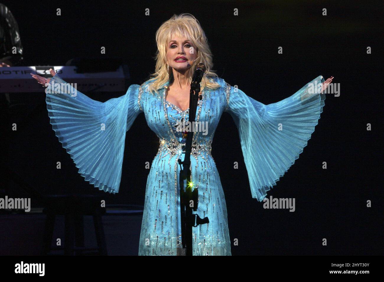 Dolly Parton tritt während ihrer „Brings the Backwoods Barbie Tour 2008 to Dollywood“ live im Konzert auf, um Geld für die Imagination Library im DP's Celebrity Theatre, Tennessee, zu sammeln. Stockfoto