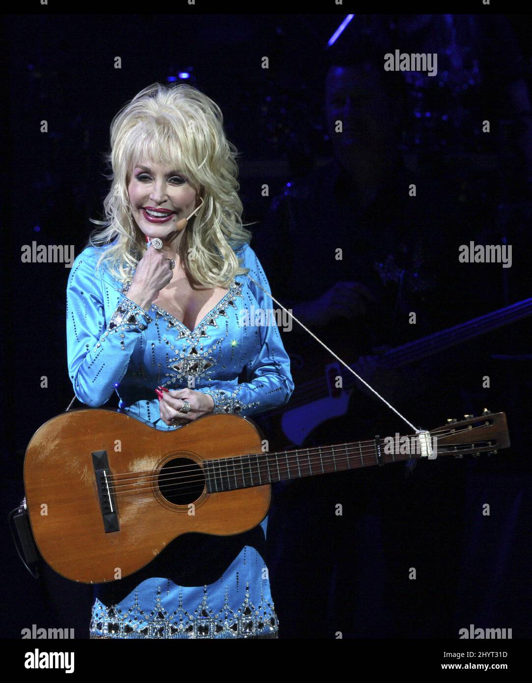 Dolly Parton tritt während ihrer „Brings the Backwoods Barbie Tour 2008 to Dollywood“ live im Konzert auf, um Geld für die Imagination Library im DP's Celebrity Theatre, Tennessee, zu sammeln. Stockfoto