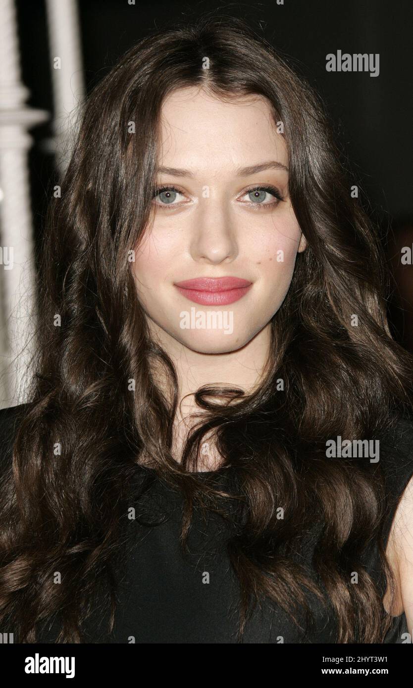 Kat Dennings Arriving to Columbia Pictures präsentiert die House Bunny Premiere im Mann Village Theatre, Los Angeles. *** Ortsüberschrift *** Stockfoto
