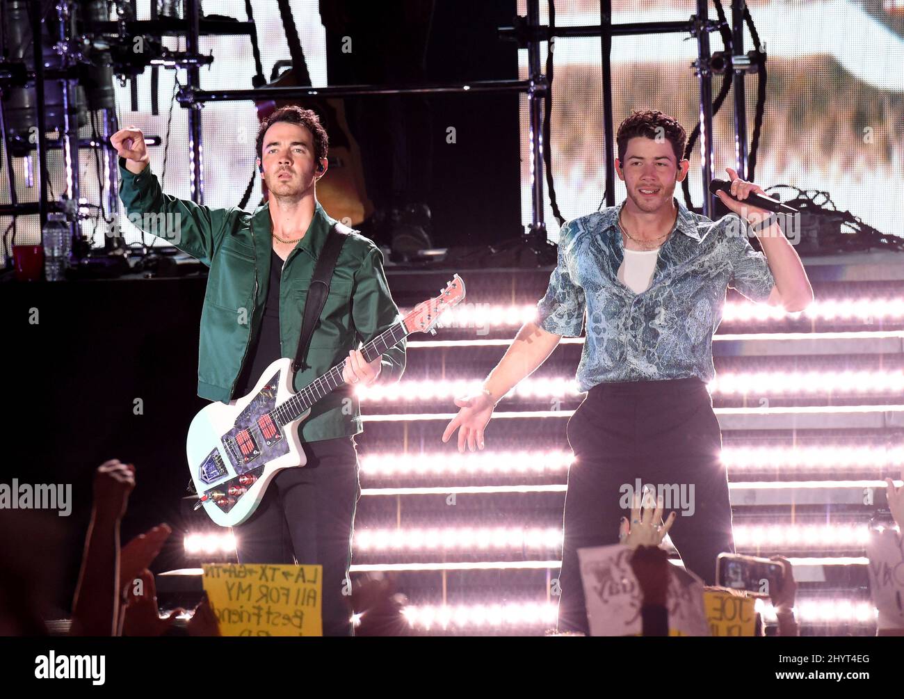 Kevin Jonas und Nick Jonas auf der Bühne beim Nashville Tourstop ihrer Jonas Brothers: The Remember This Tour am 16. September 2021 im FirstBank Amphitheater in Franklin, TN. Stockfoto