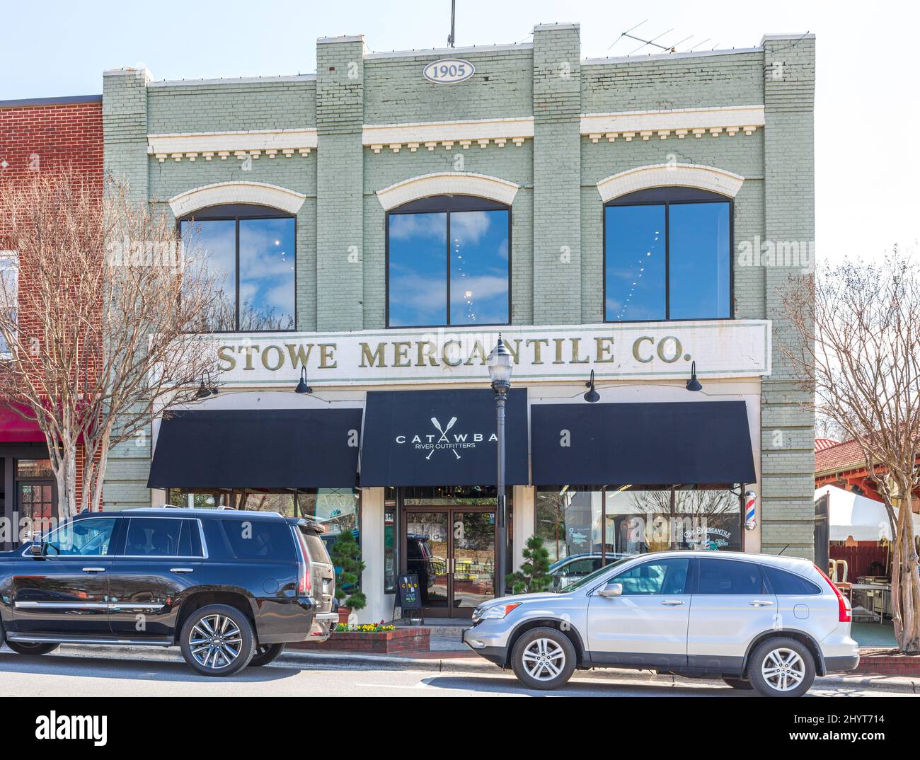 BELMONT, NC, USA-8 MARCH 2022: Das Stowe Mercantile-Gebäude, in dem Catawba River Outfitters untergebracht sind. Stockfoto