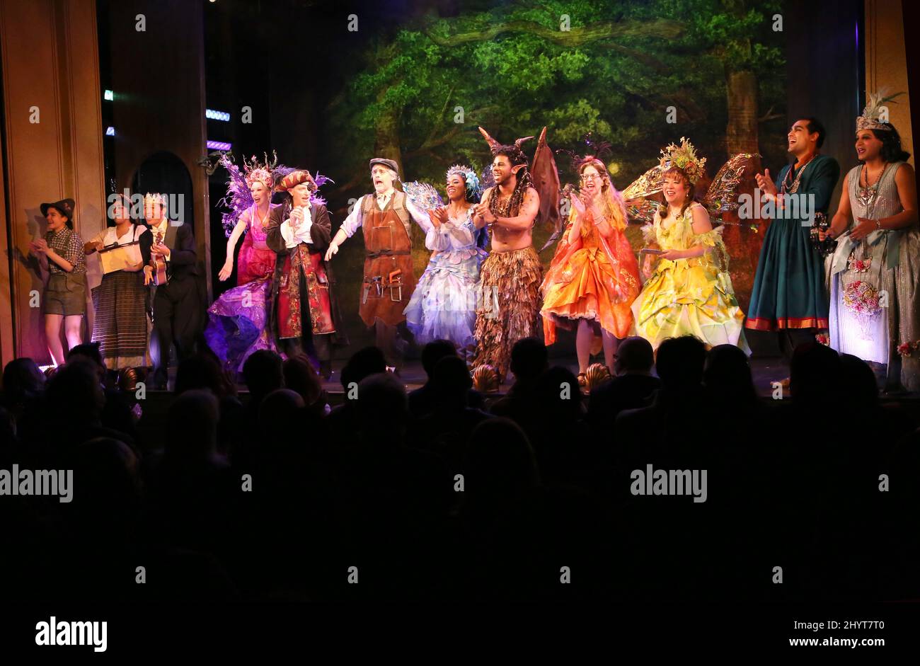 Cast Curtain Call 'Fairycakes' Opening Night Curtain Call & After Party im Greenwich House Theatre am 24. Oktober 2021. Stockfoto