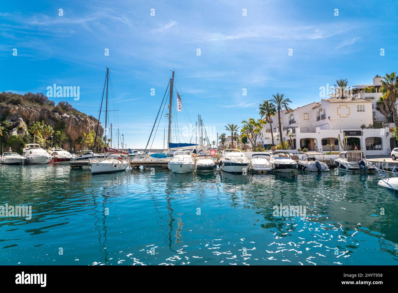 Blick auf den wunderschönen Hafen 'La Herradura'. Wunderschöne Bucht in der Provinz Granada. Luxusyachten angedockt. Sonniger Wintertag. Luxusimmobilien. Stockfoto