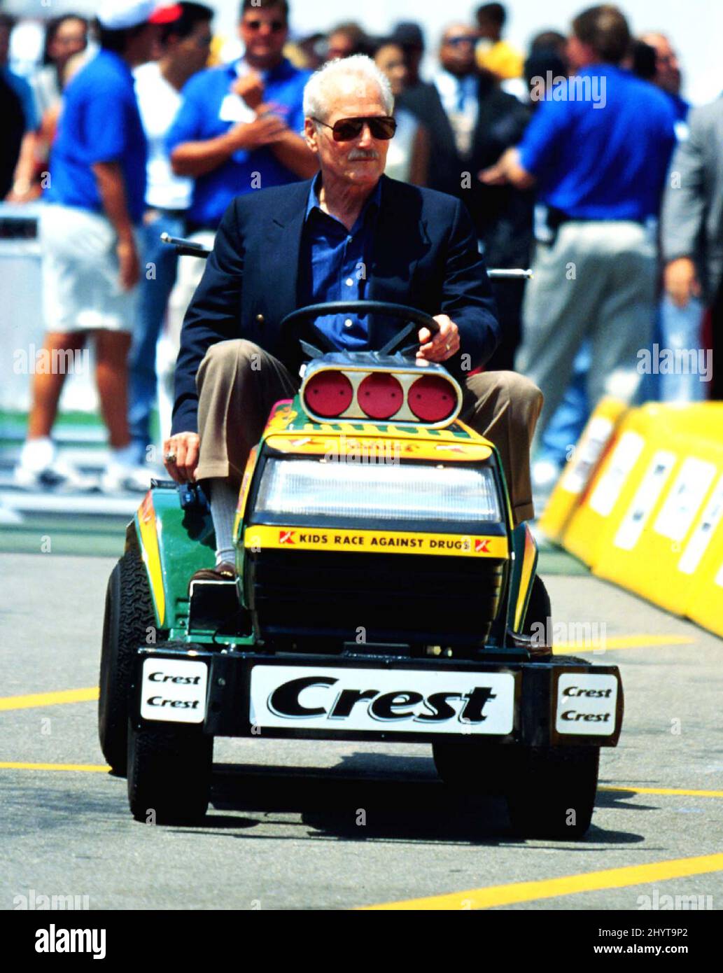 Paul Newman nimmt am Kmart Kids Race Against Drugs Kick-Off Event Teil, das auf dem Kmart Parking Lot, Long Beach, CA, stattfindet. Stockfoto