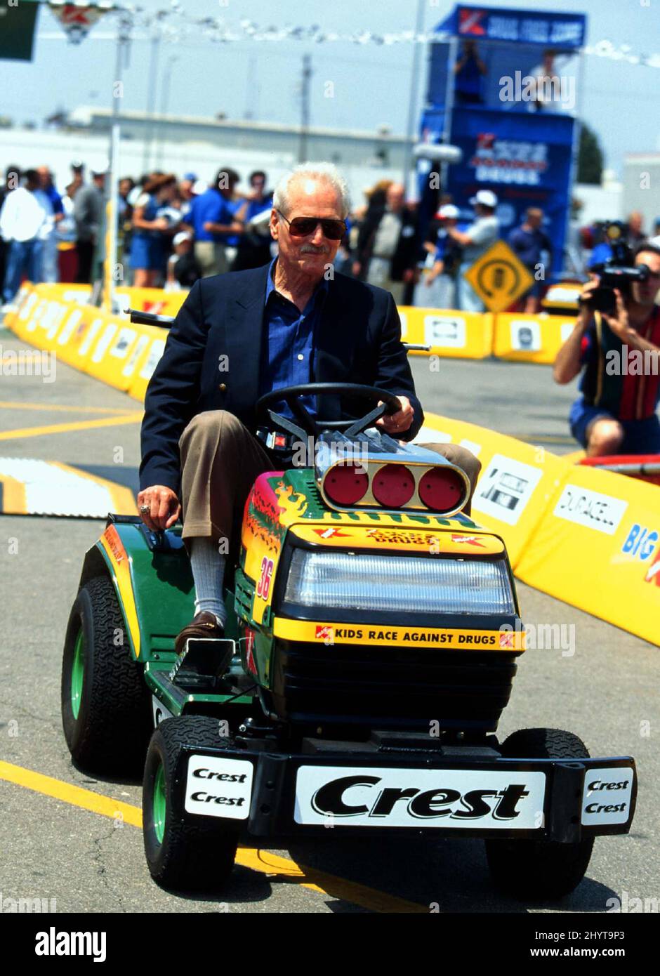 Paul Newman nimmt am Kmart Kids Race Against Drugs Kick-Off Event Teil, das auf dem Kmart Parking Lot, Long Beach, CA, stattfindet. Stockfoto