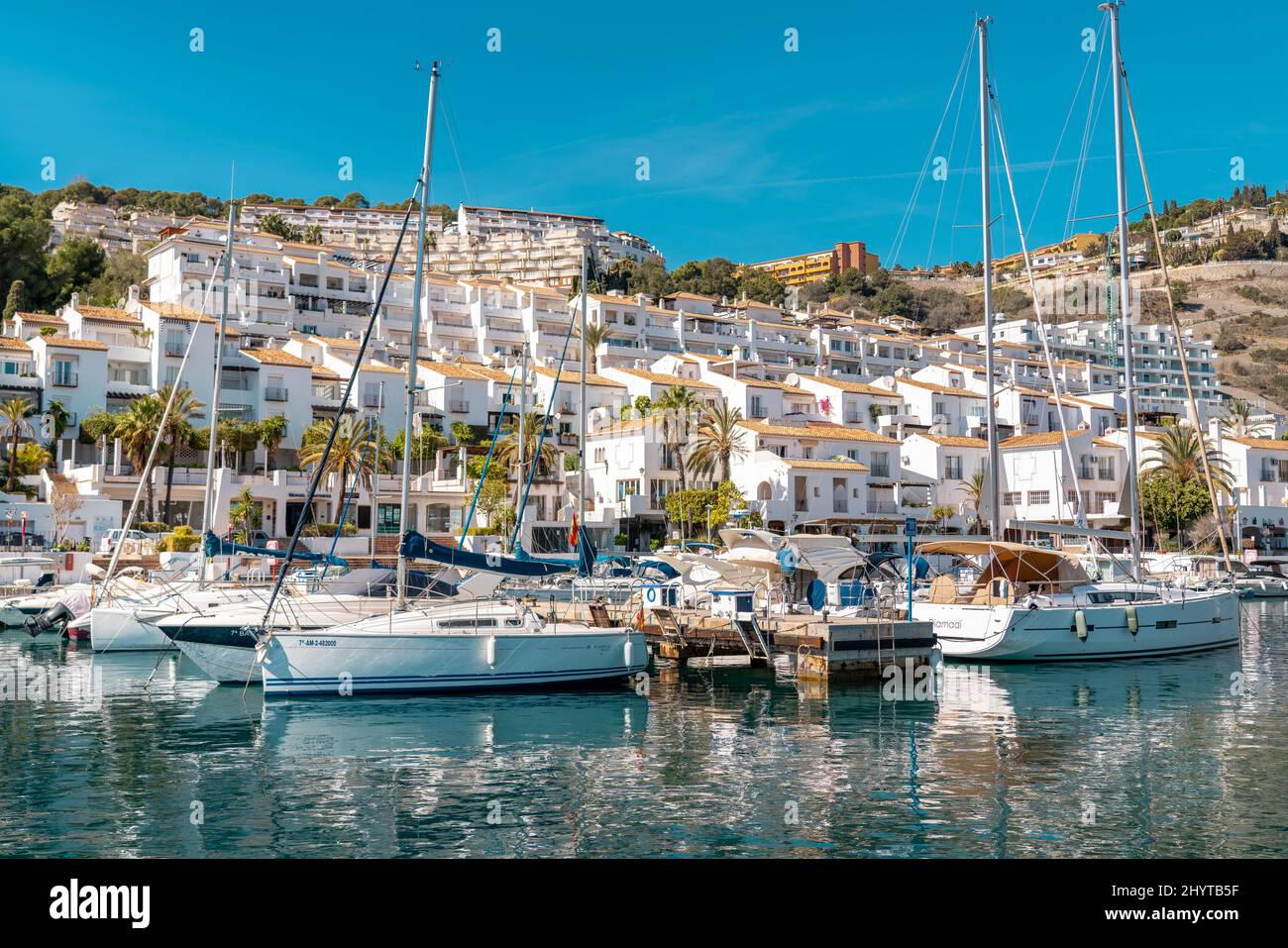 Blick auf den wunderschönen Hafen 'La Herradura'. Wunderschöne Bucht in der Provinz Granada. Luxusyachten angedockt. Sonniger Wintertag. Luxusimmobilien. Stockfoto