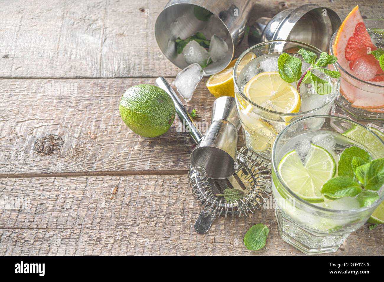 Getränkekonzept für die Sommerdetox. Zitrusfrucht-Getränke mit Eis. Gesunder Diätcocktail mit Bar-Tools. Vitamin-befestigtes Wasser Stockfoto