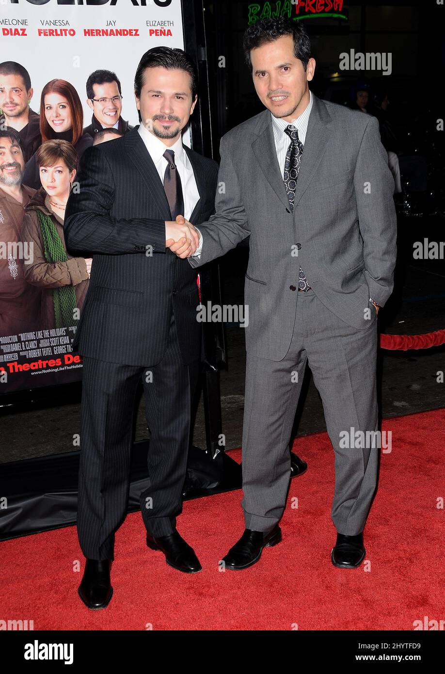 Freddy Rodriguez und John Leguizamo bei der Premiere von „nichts wie die Feiertage“ im Grauman's Chinese Theatre, Los Angeles. Stockfoto