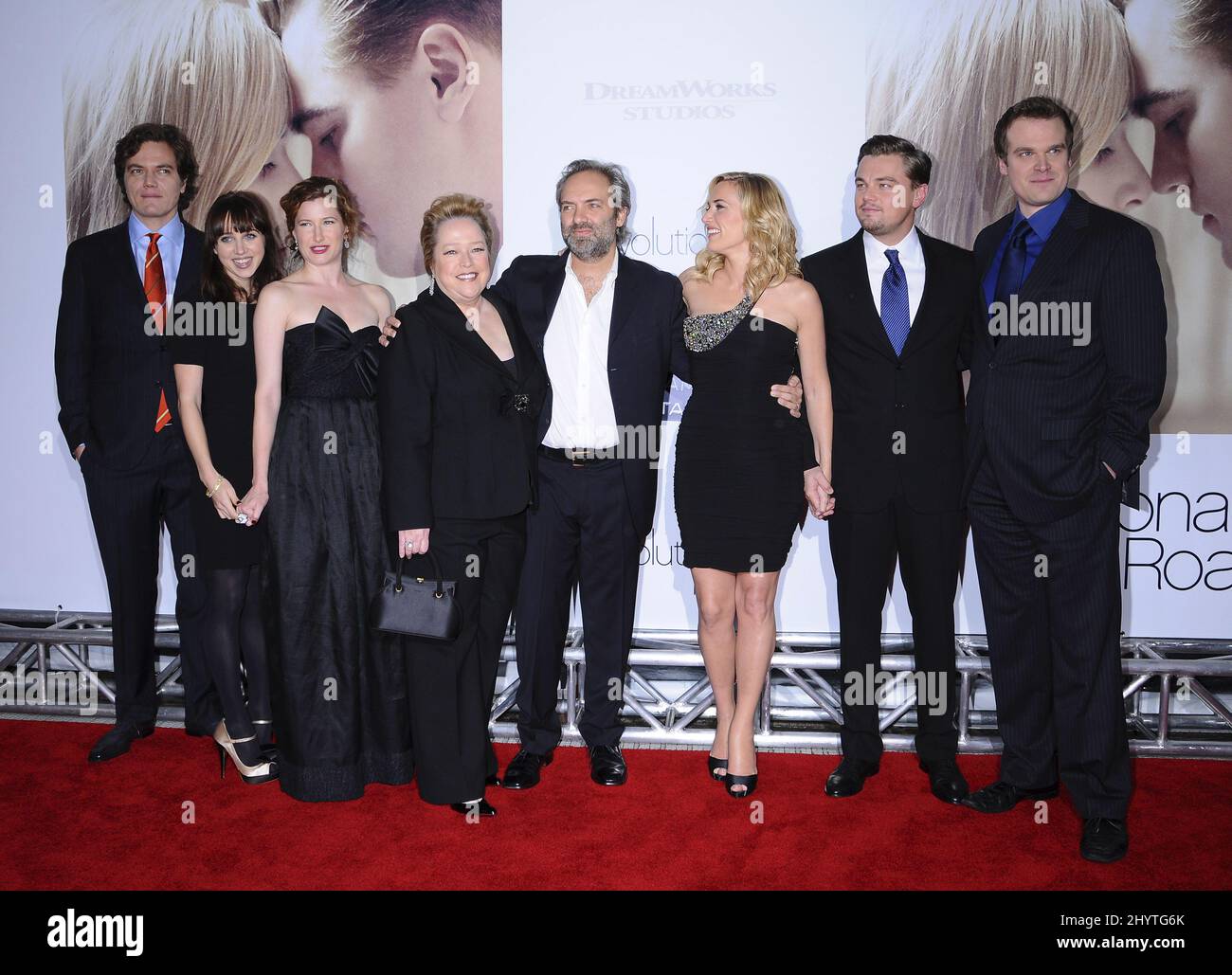 Michael Shannon, Zoe Kazan, Kathryn Hahn, Kathy Bates, Sam Mendes, Kate Winslet, Leonardo DiCaprio und David Harbour bei der Premiere von „Revolutionary Road“ im Mann Village Theatre in Westwood. Los Angeles. Stockfoto
