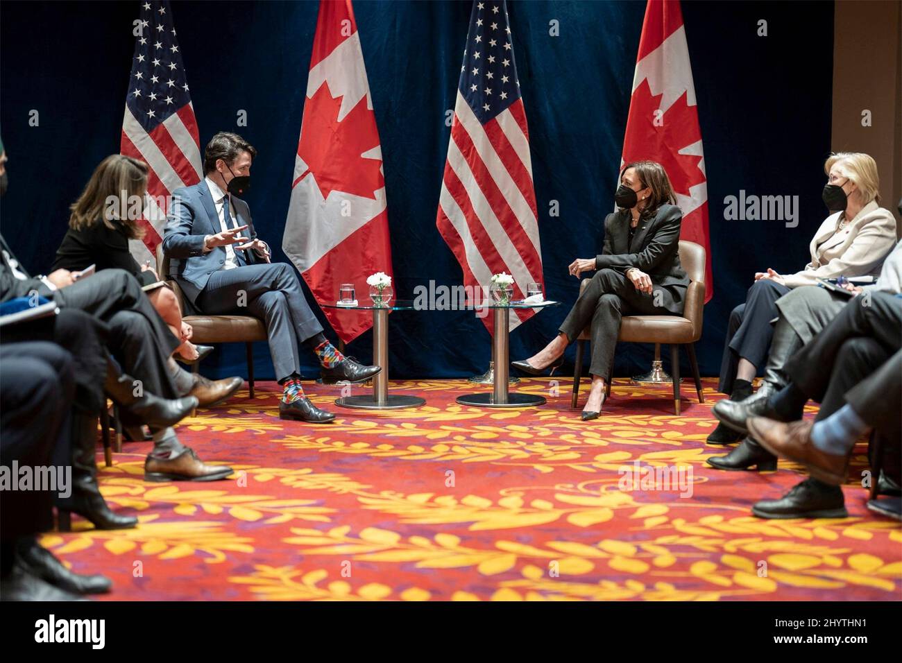 Warschau, Polen. 10. März 2022. US-Vizepräsidentin Kamala Harris, rechts, während bilateraler Gespräche mit dem kanadischen Premierminister Justin Trudeau im Warsaw Marriott Hotel am 10. März 2022 in Warschau, Polen. Harris ist in Polen, um die Ukraine-Krise mit NATO-Verbündeten zu diskutieren. Kredit: Lawrence Jackson/Weißes Haus Foto/Alamy Live Nachrichten Stockfoto