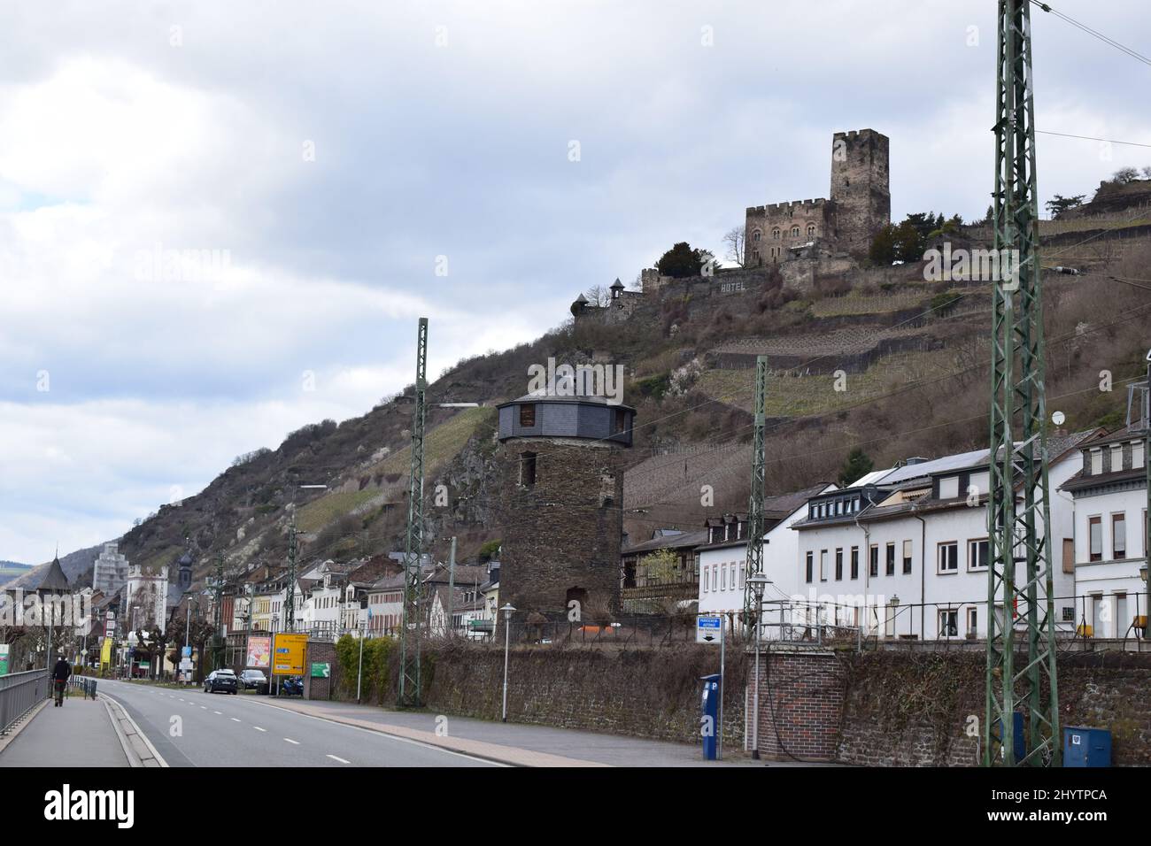 Uferstraße in der Kleinstadt Kaub Stockfoto