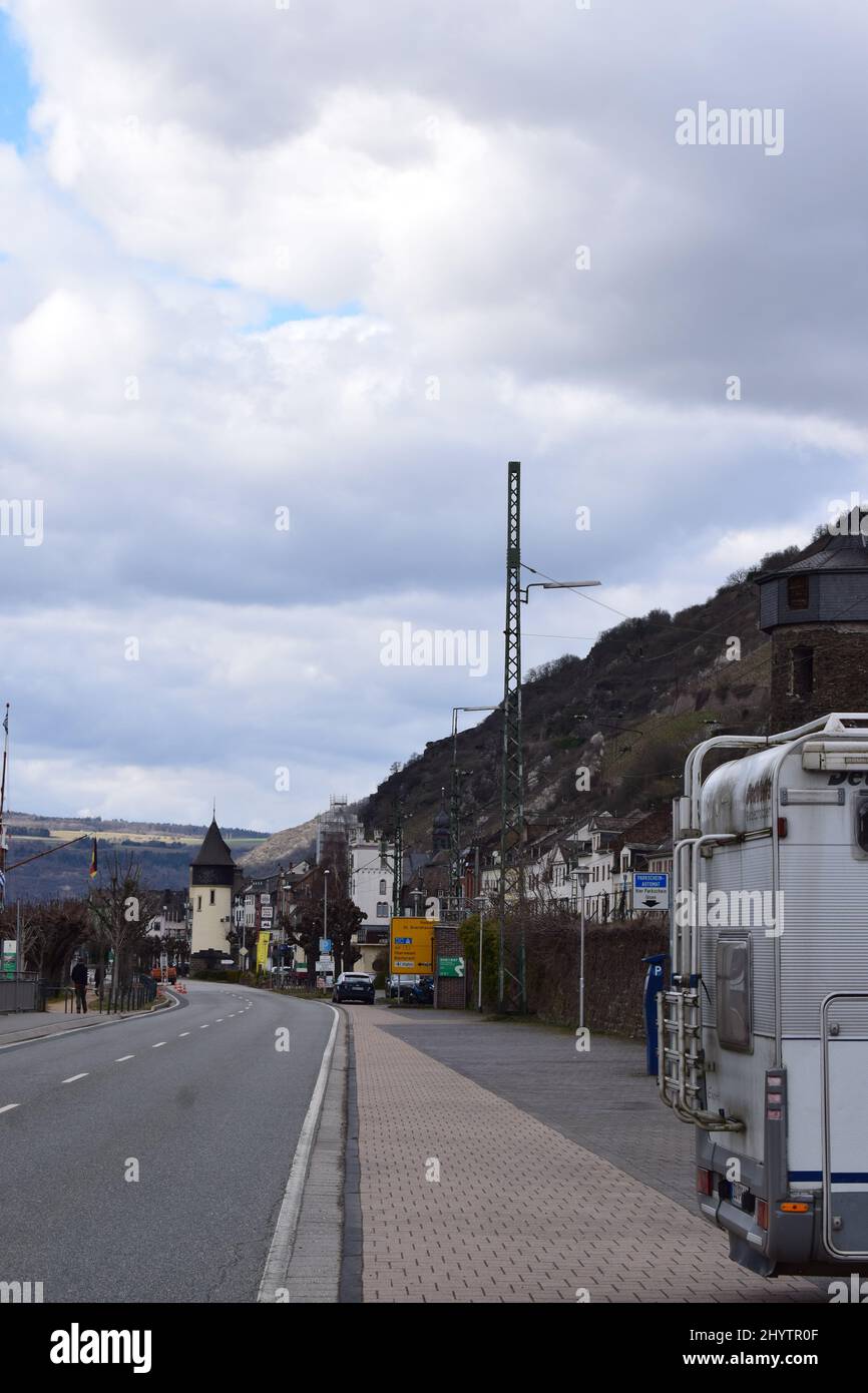 Uferstraße in der Kleinstadt Kaub Stockfoto