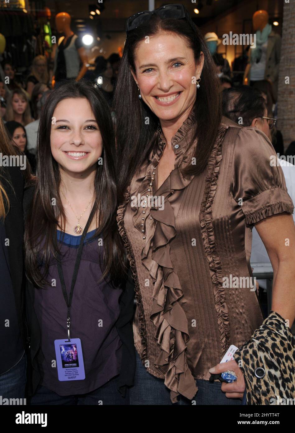 Lucy Julia Rogers Ciaffa und Mimi Rogers bei der Weltpremiere „Jonas Brothers: 3D Concert Experience“ im El Capitan Theatre in Hollywood, CA. Stockfoto