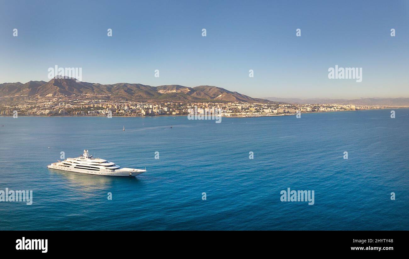 Luftaufnahme der Ocean Victory Yacht Top Ten größte Yacht der Welt Luxus Extravaganz Lifestyle Costa del Sol Spanien Stockfoto