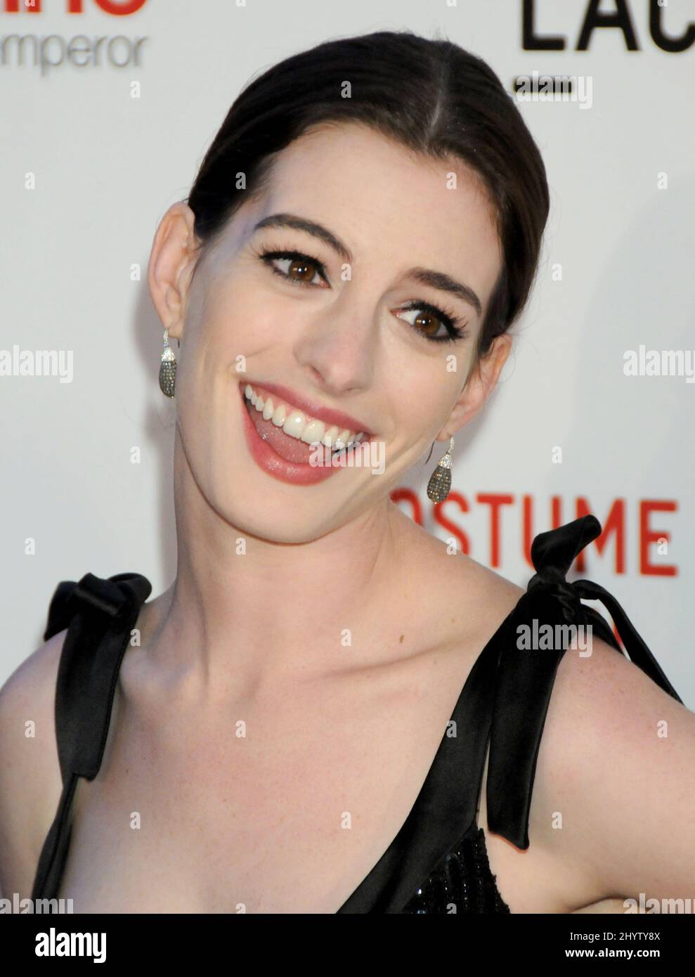 Anne Hathaway kommt zur Premiere von 'Valentino: The Last Emperor', Los Angeles, USA. Stockfoto