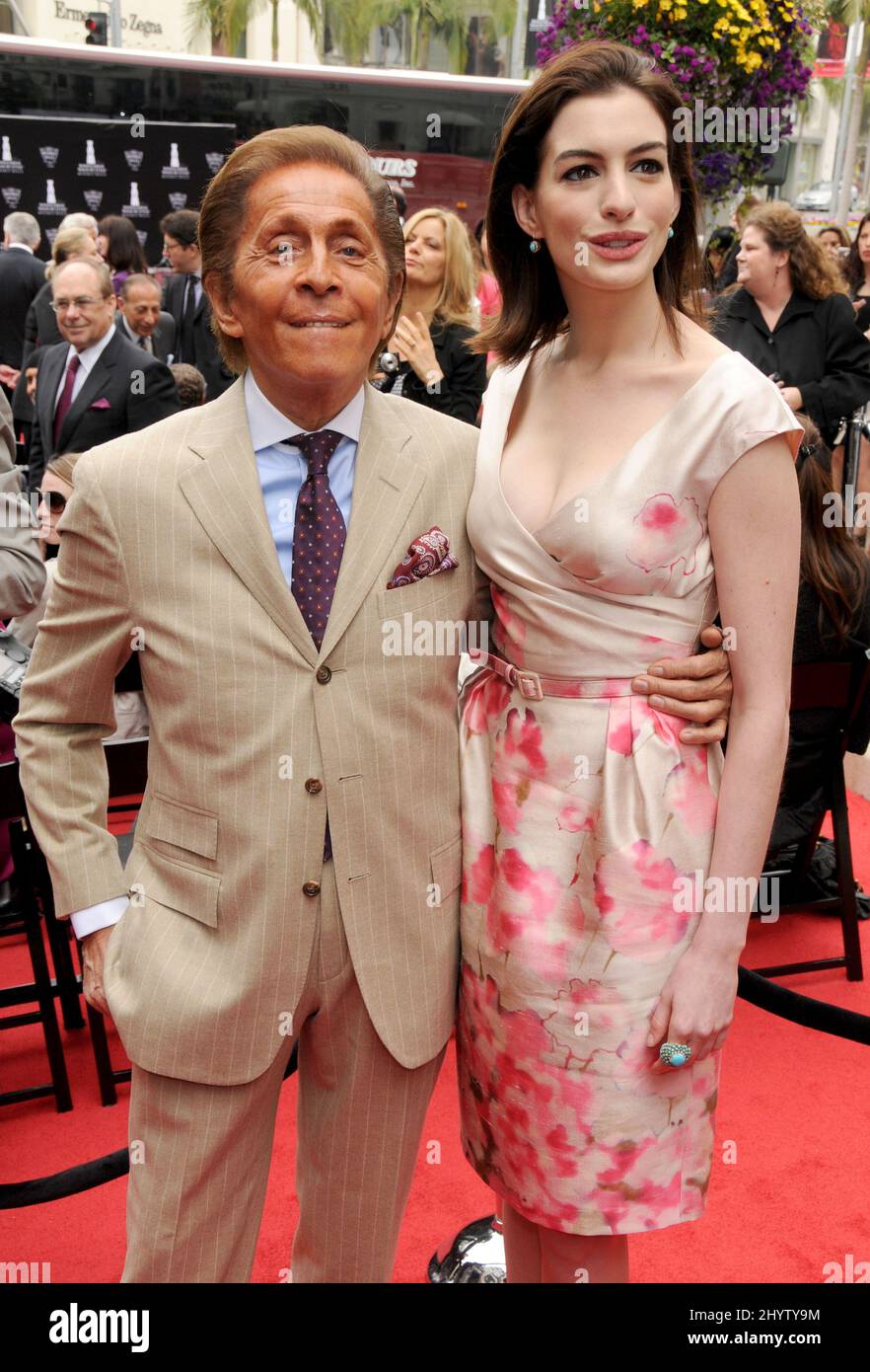 Valentino Garavani und Anne Hathaway bei der Rodeo Drive Walk of