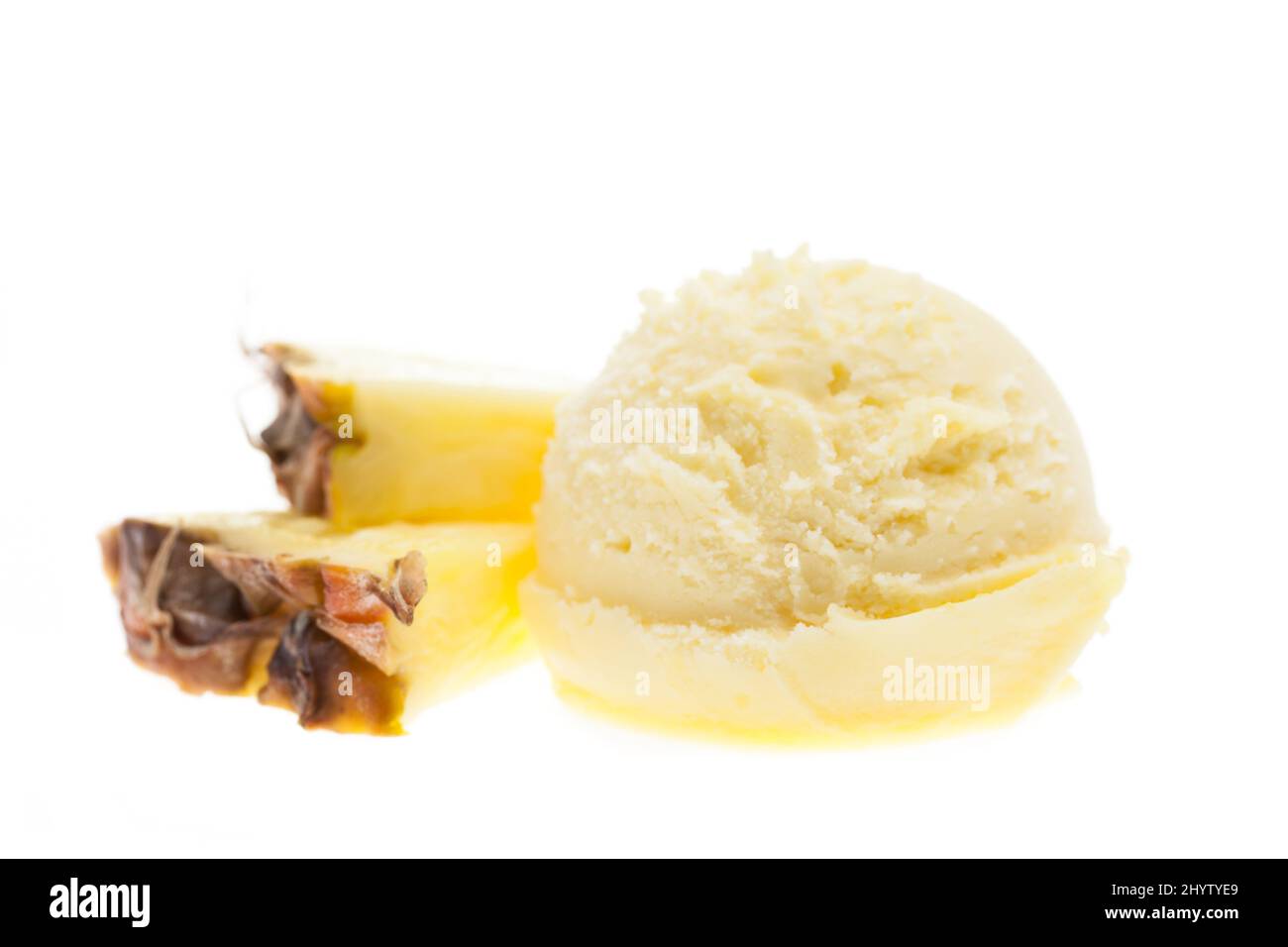 Eine Kugel Ananas von vorne mit Früchten isoliert auf weißem Hintergrund Stockfoto