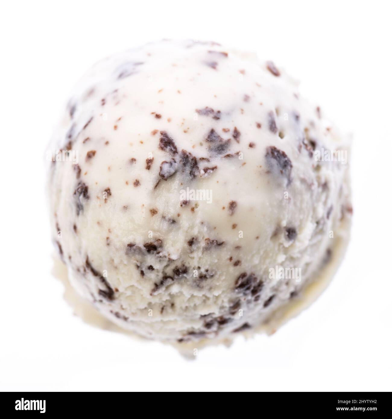 Eine Kugel Stracciatella Eis isoliert auf weißem Hintergrund Stockfoto