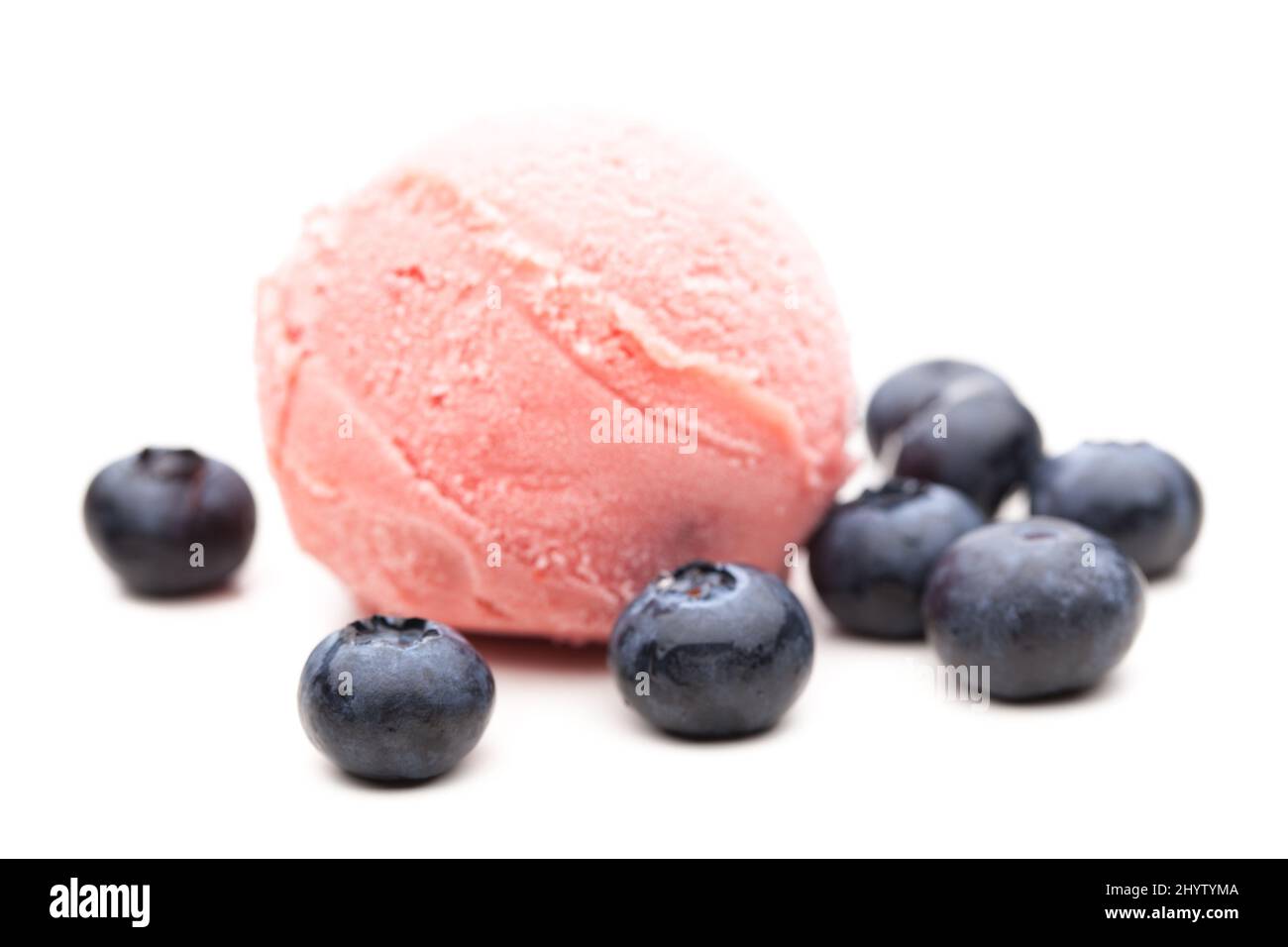 Eine Kugel Waldbeereis mit Heidelbeeren Stockfoto