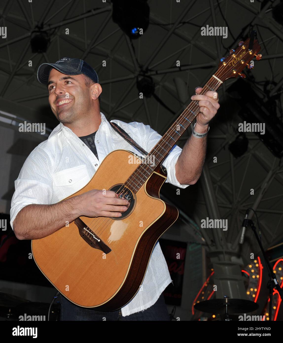 Matt Stillwell tritt am ACM Weekend auf der Fremont Street Experience mit den New Artist Gewinnern im Stadtzentrum von Las Vegas auf. Stockfoto