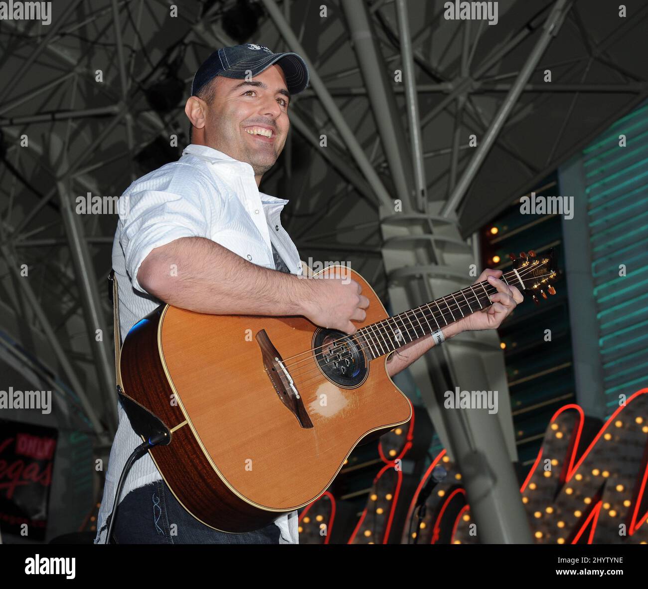 Matt Stillwell tritt am ACM Weekend auf der Fremont Street Experience mit den New Artist Gewinnern im Stadtzentrum von Las Vegas auf. Stockfoto