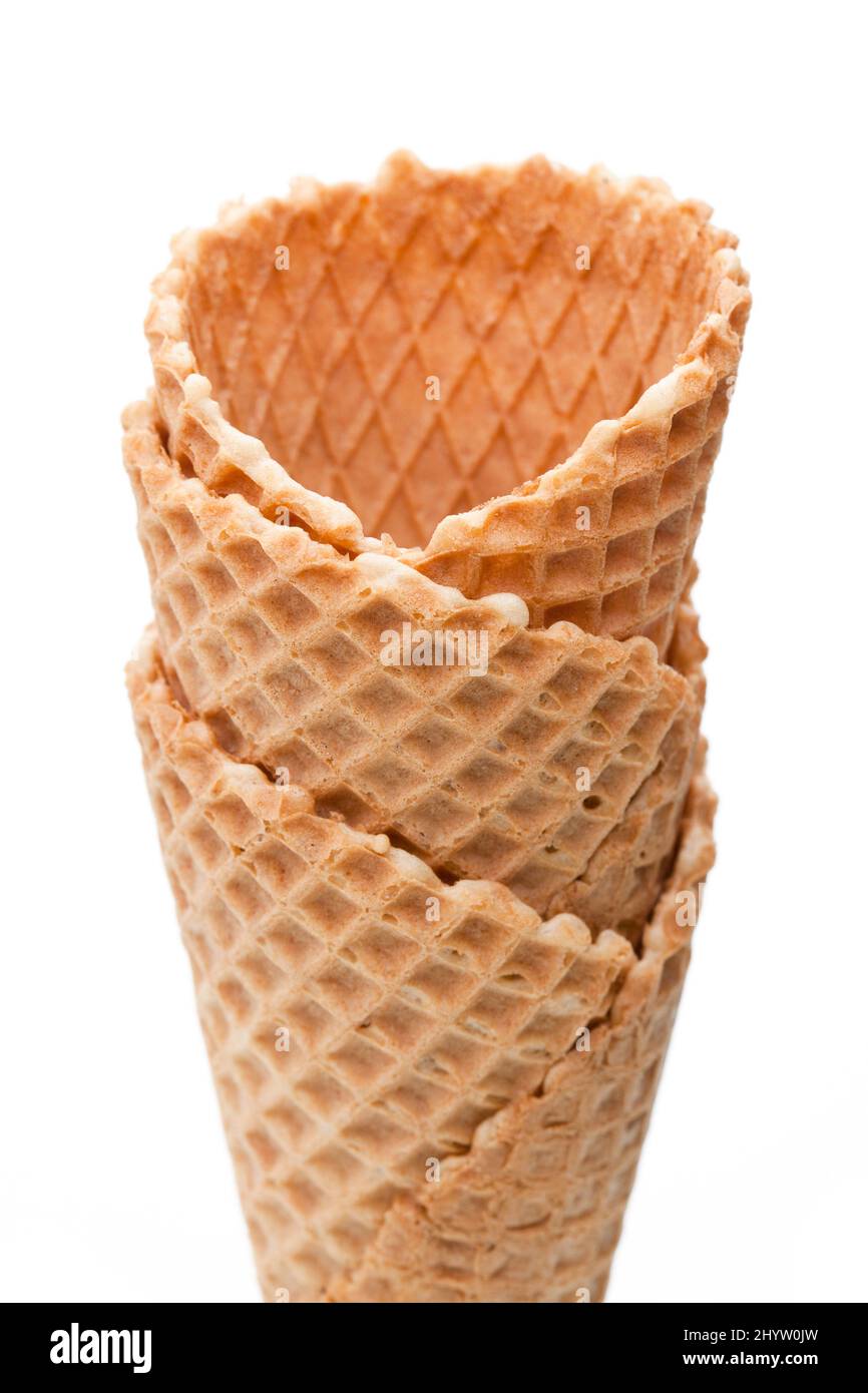 Mehrere leere Eiszapfen isoliert auf weißem Hintergrund Stockfoto