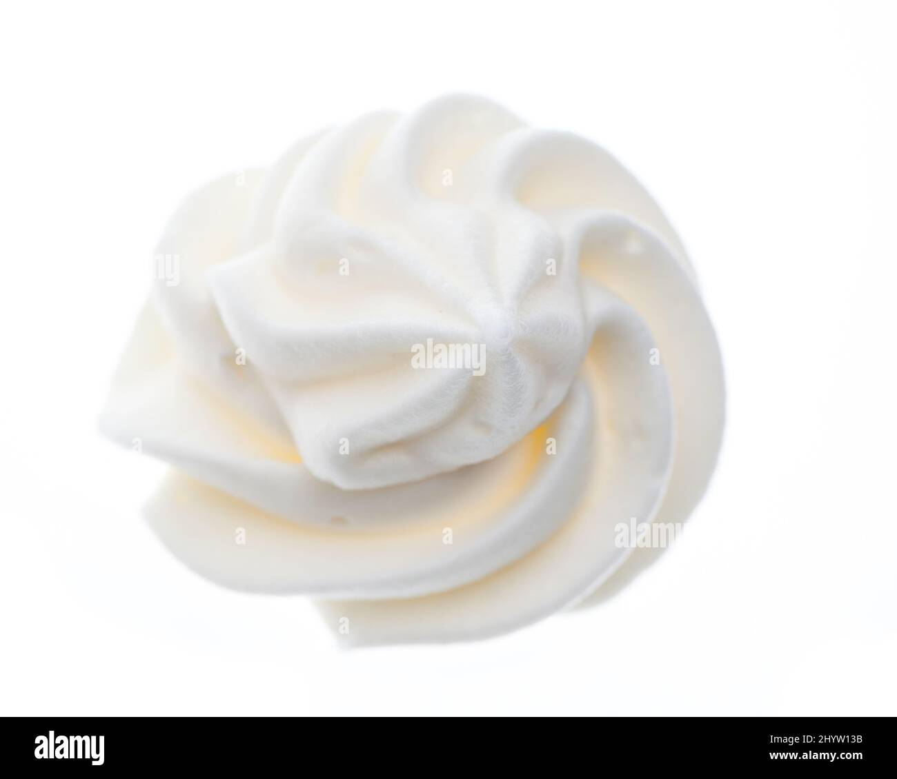 Draufsicht auf eine „Rose“ aus Schlagsahne, isoliert auf weißem Hintergrund Stockfoto