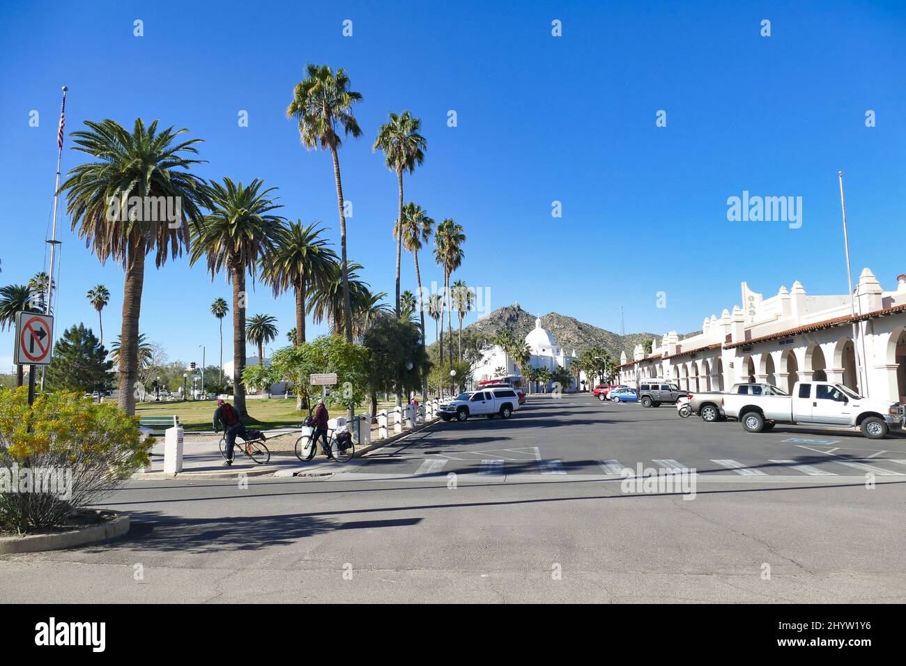 Der palmengesäumte Ajo Plaza in Ajo, einer Kupferminenstadt in der Sonoranischen Wüste von Pima County, Arizona, USA, wurde im Stil der spanischen Kolonialzeit erbaut. Stockfoto