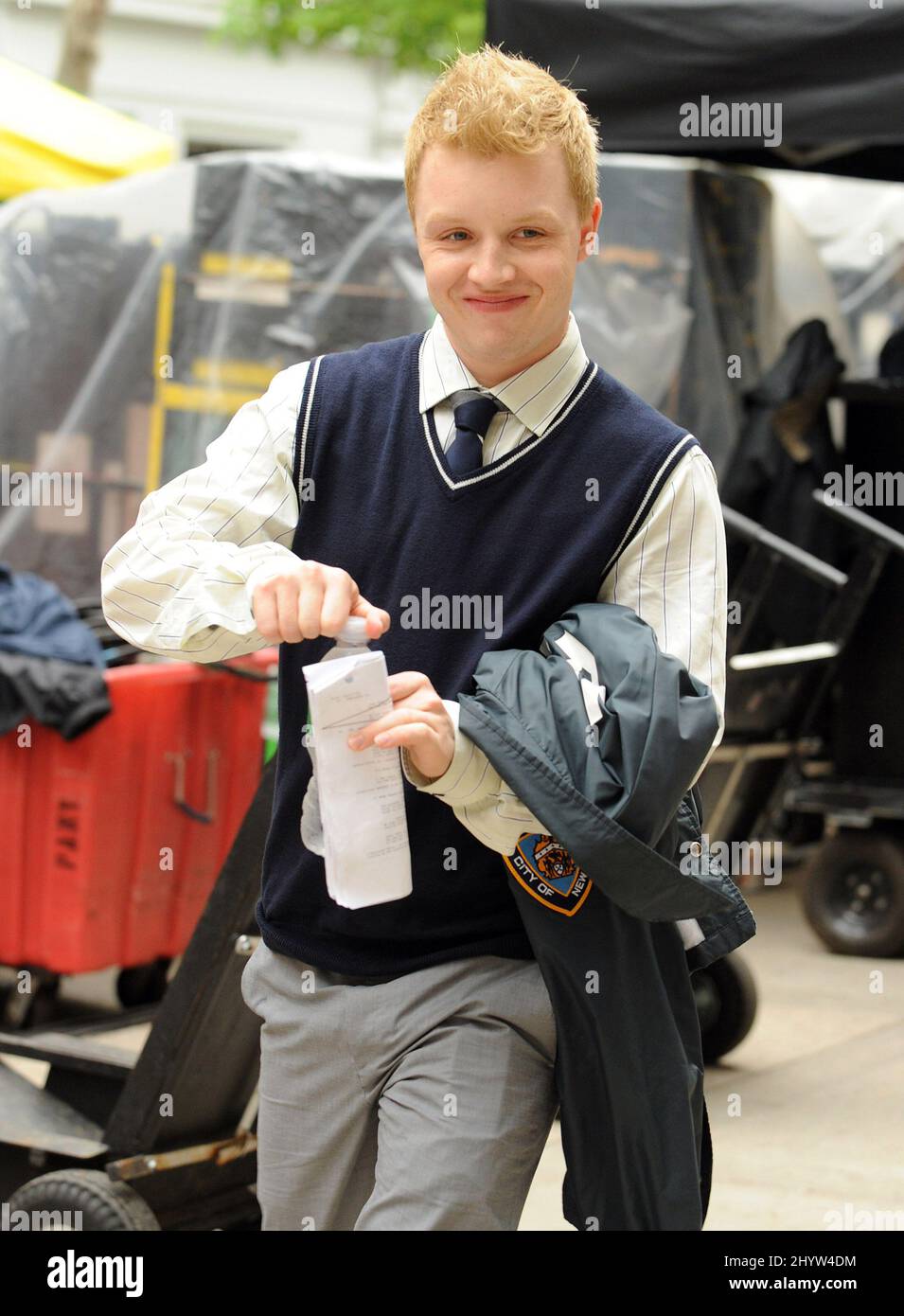 Noel Fisher während der Dreharbeiten für „Law & Order: Special Victims Unit“ an der Upper Eastside in New York City. Stockfoto