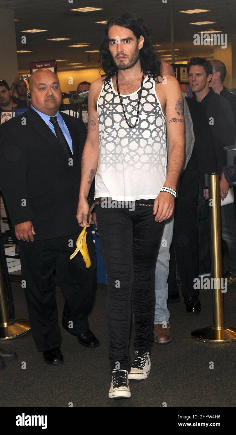 Russell Brand signiert am 1. Mai 2009 Kopien seines Buches „My Booky Wook“ bei Barnes & Noble in Los Angeles, CA. Stockfoto