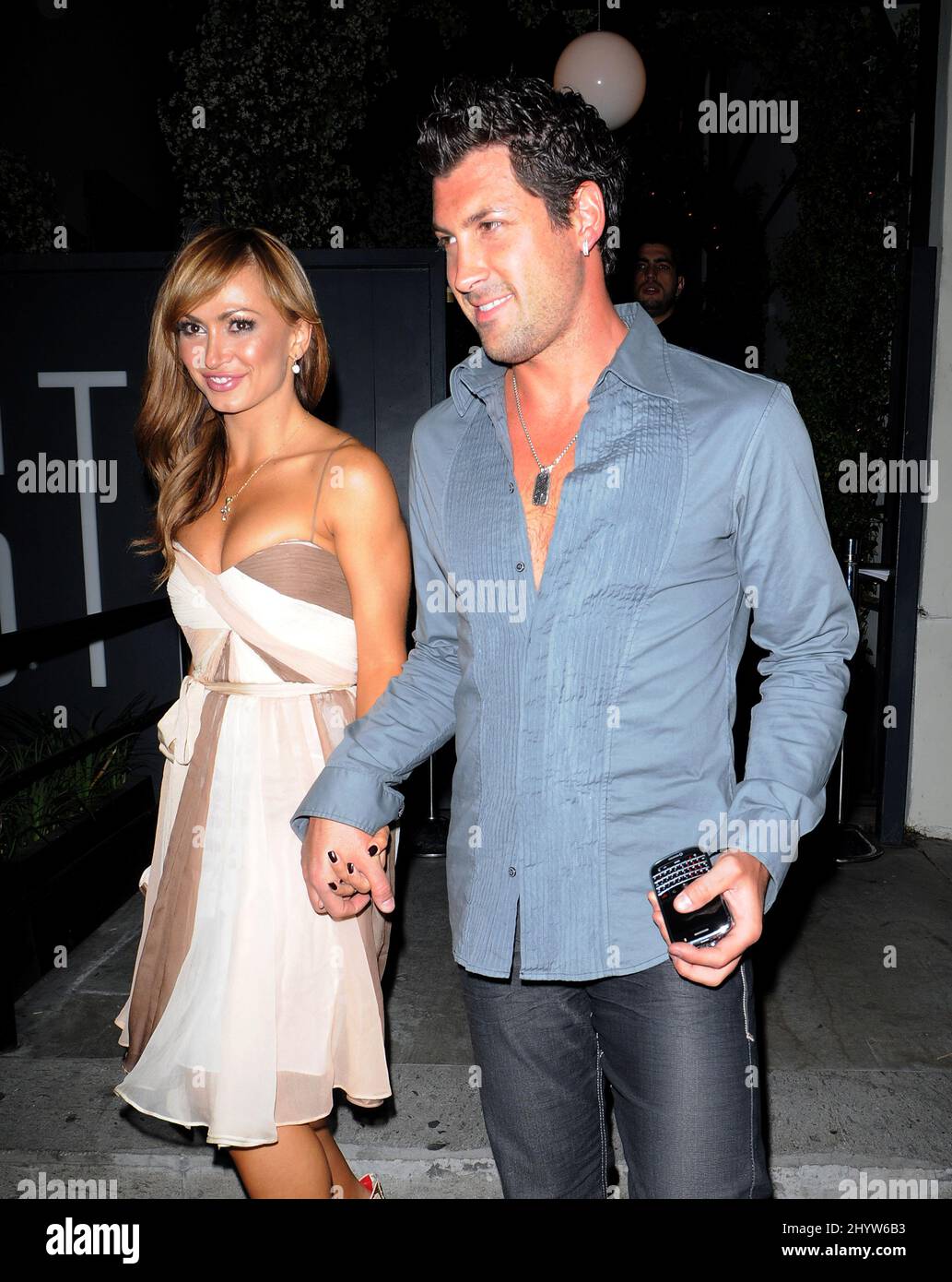 Maksim Chmerkovskiy und Karina Smirnoff in West Hollywood, USA. Stockfoto