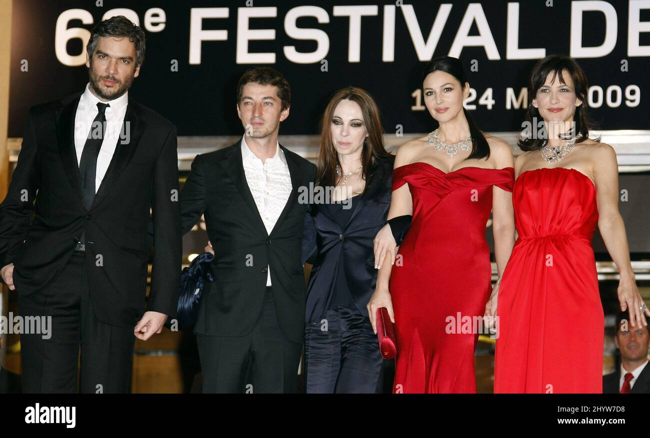 (Von links nach rechts) Andrea Di Stefano, Adrien De Van, Marina de Van, Monica Bellucc und Sophie Marceau bei der Premiere von 'Ne Te Retourne Pas' ('Don't Look Back'), die im Palais des Festivals während des Festival de Film 62. in Cannes, Frankreich, stattfand. Stockfoto