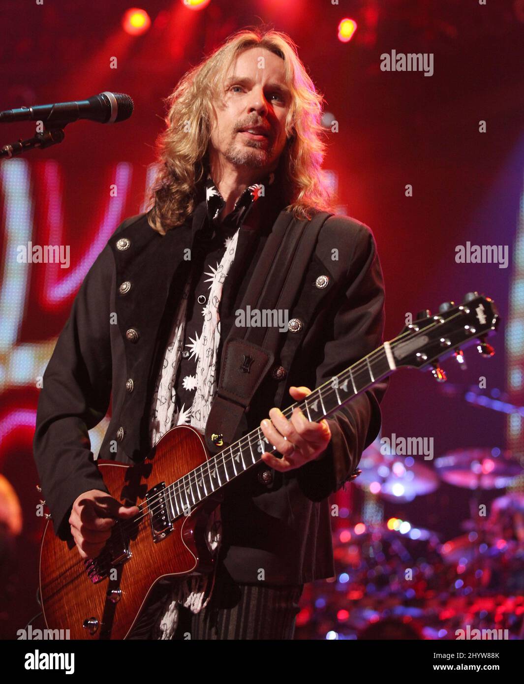 Tommy Shaw von REO Speedwagon treten auf der Bühne im Nokia Theater, Los Angeles, auf Stockfoto