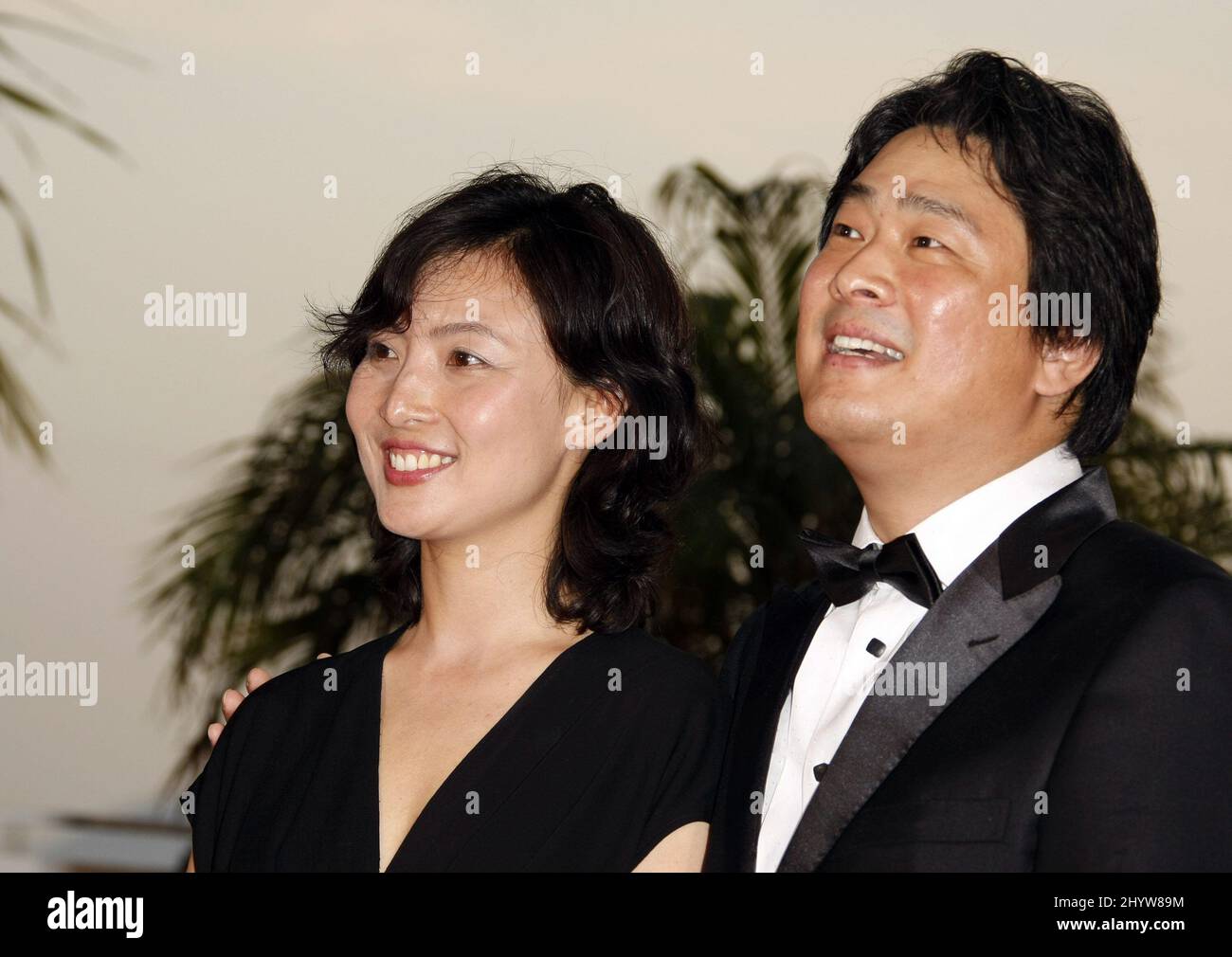 Die Schauspielerin Kim OK-Vin und der südkoreanische Regisseur Park Chan-Wook posieren mit dem Preis der Jury, den er für den Film „Bak-Jwi“ im Anschluss an die Preisverleihung im Rahmen des Internationalen Filmfestivals 62. in Cannes erhielt Stockfoto