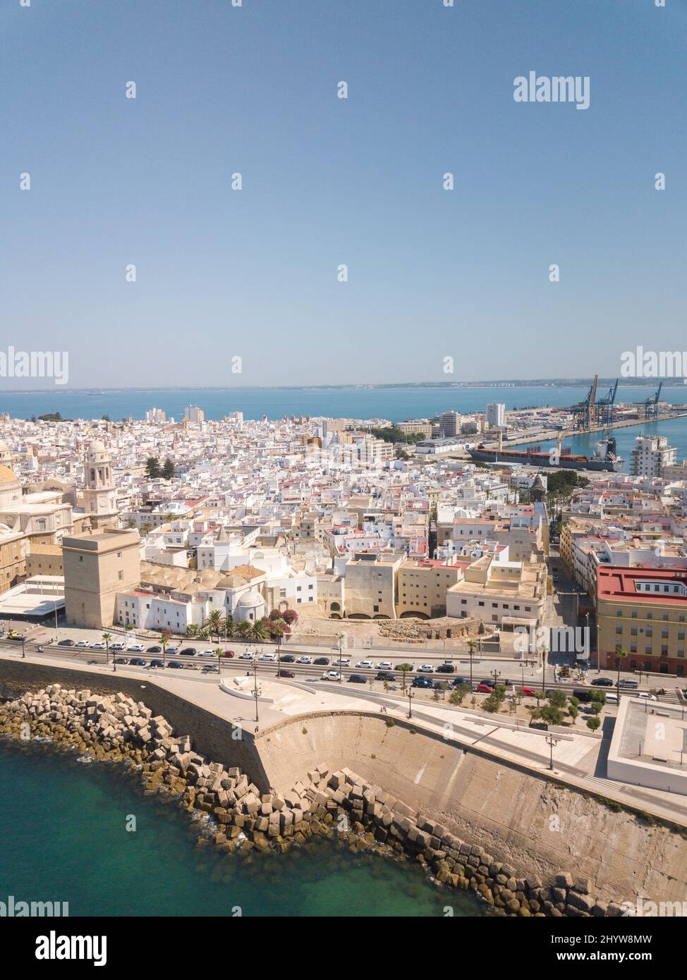 Drone Panoramablick auf Cadz City. Blick auf den südlichen Teil der Stadt. Im Hintergrund der Handelshafen. Costa de Luz - Spanien Stockfoto