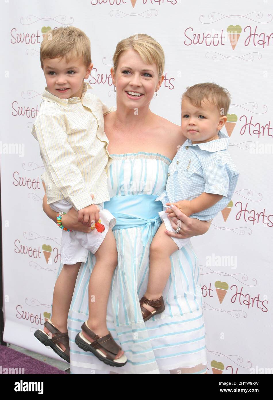 Melissa Joan Hart mit den Söhnen Mason und Braydon bei der Sweetharts Grand Opening in Sherman Oaks, USA Stockfoto