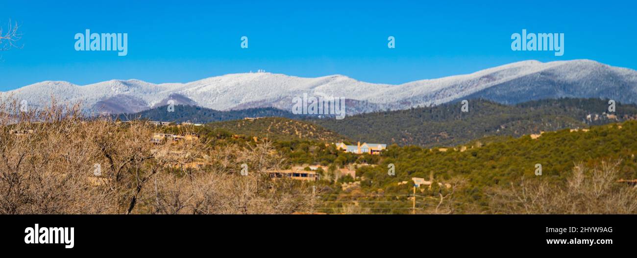 Schneebedeckte Berge des Sangre de Cristo oberhalb von Santa Fe, New Mexico Stockfoto
