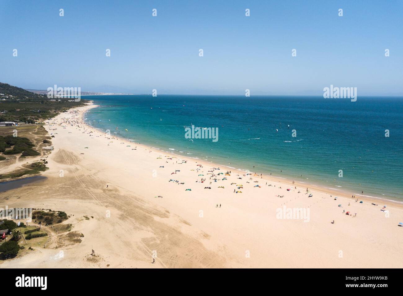 Drohnenperspektive auf den wilden Strand in Tarifa, südlich von Spanien. Kitesurfen und Windsurfen Schulen. Golden Mile Beach. Südlicher Punkt von Europ Stockfoto