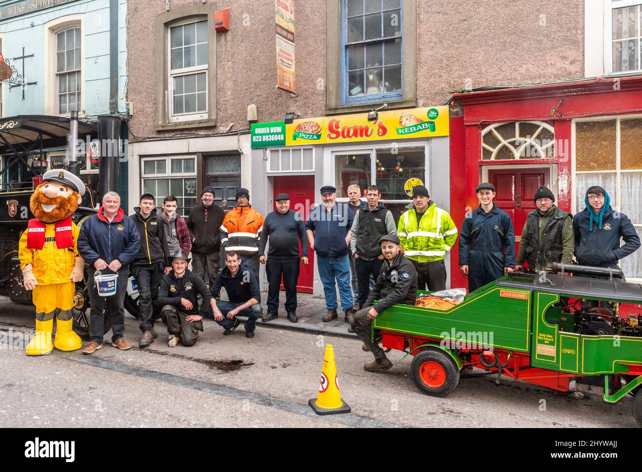 Clonakilty, West Cork, Irland. 14. März 2022. Dampflokomotiven fahren heute von Rosscarbery aus und setzen ihre Reise zur St. Patrick's Day Parade in Kinsale am Donnerstag zugunsten der RNLI fort. Die Triebwerke kamen im Modelleisenbahndorf Clonakilty für eine Pause an, bevor sie in die Stadt Clonakilty aufbrechen, um mithilfe des RNLI-Maskottchen „Stormy Sam“ Gelder für die RNLI zu sammeln. Quelle: AG News/Alamy Live News Stockfoto