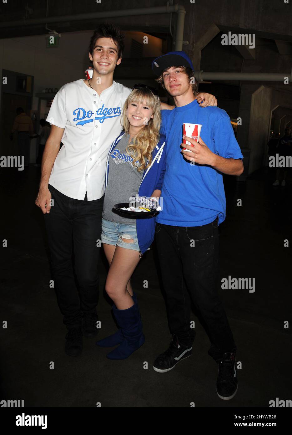 Casey Deidrick, Taylor Spreitler und Mark Hapka an der L.A. Dodgers vs. Phillies Baseballspiel, bei dem Lauren Conrad die erste Seillänge abwarf, im Dodgers Stadium, Kalifornien, USA. Stockfoto