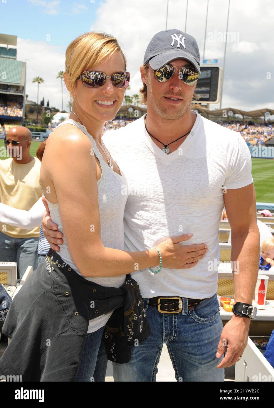 Arianne Zucker und Kyle Lowder am L.A. Dodgers vs. Phillies Baseballspiel, bei dem Lauren Conrad die erste Seillänge abwarf, im Dodgers Stadium, Kalifornien, USA. Stockfoto