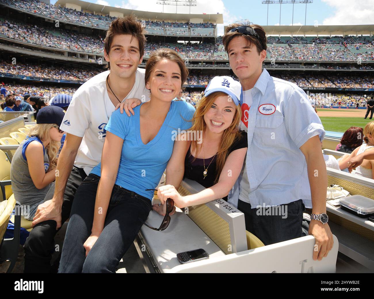 Casey Deidrick, Shelley Hennig, Molly Burnett und Mark Hapka an der L.A. Dodgers vs. Phillies Baseballspiel, bei dem Lauren Conrad die erste Seillänge abwarf, im Dodgers Stadium, Kalifornien, USA. Stockfoto